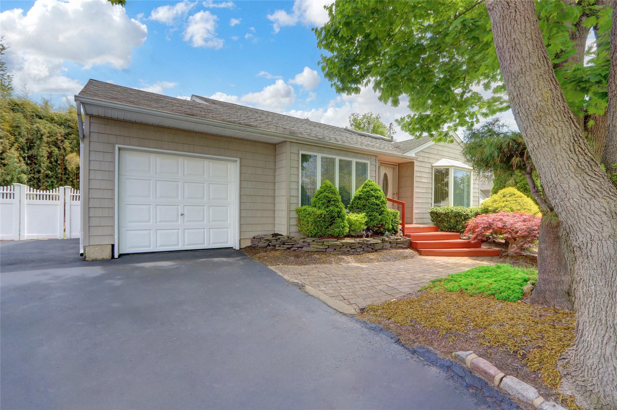 32 Santapogue Drive, Lindenhurst, New York image 2