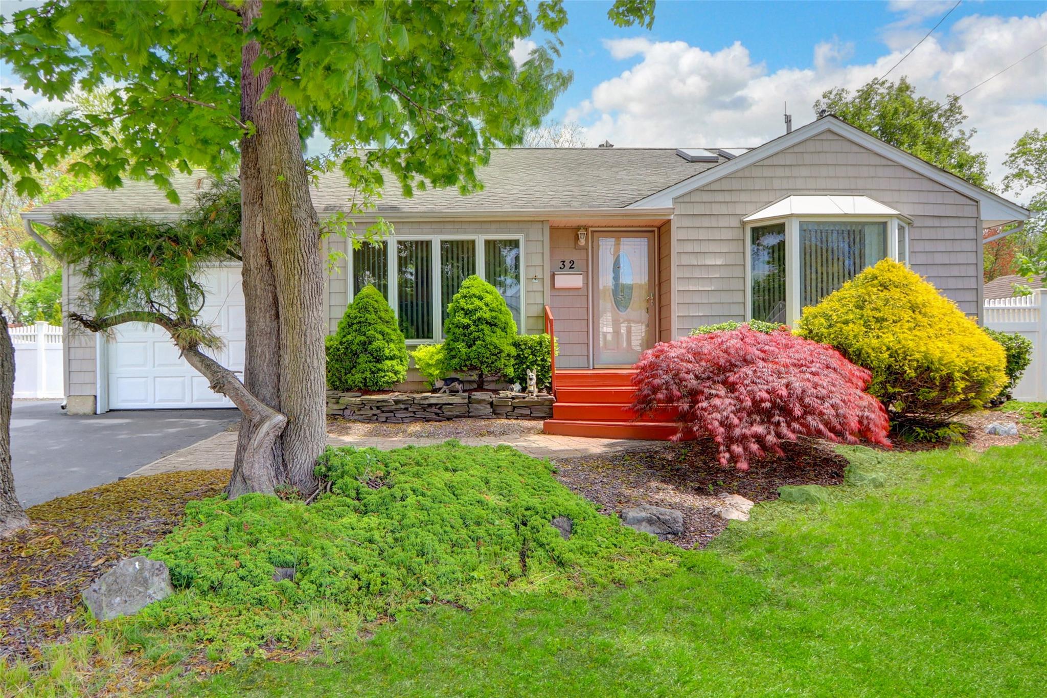 32 Santapogue Drive, Lindenhurst, New York image 1
