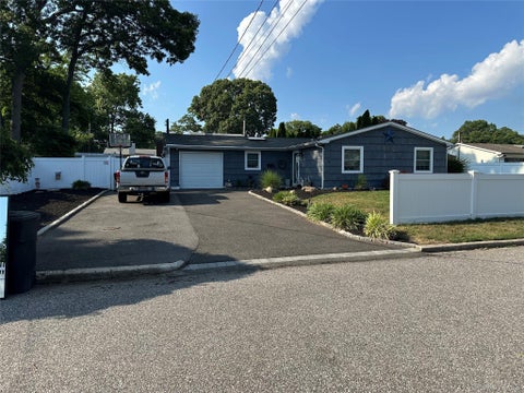 Homes For Sale - 7 Amherst Road<br/> Suffolk County, Ronkonkoma, NY 11779