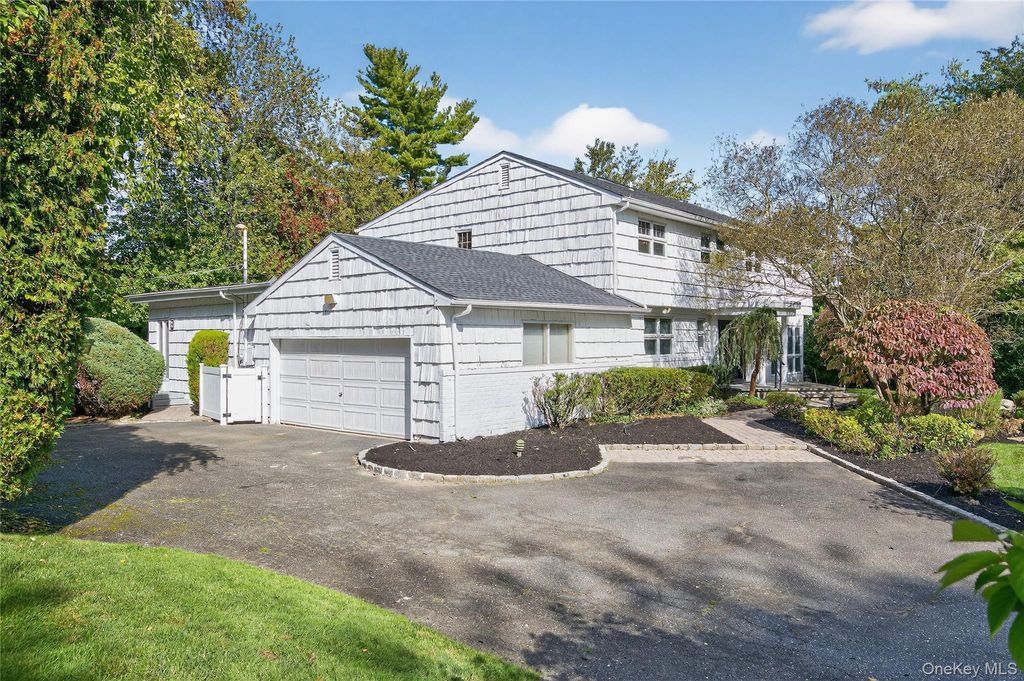 Photo of 39 Hummingbird Drive, East Hills, NY 11576 (MLS # 921424)