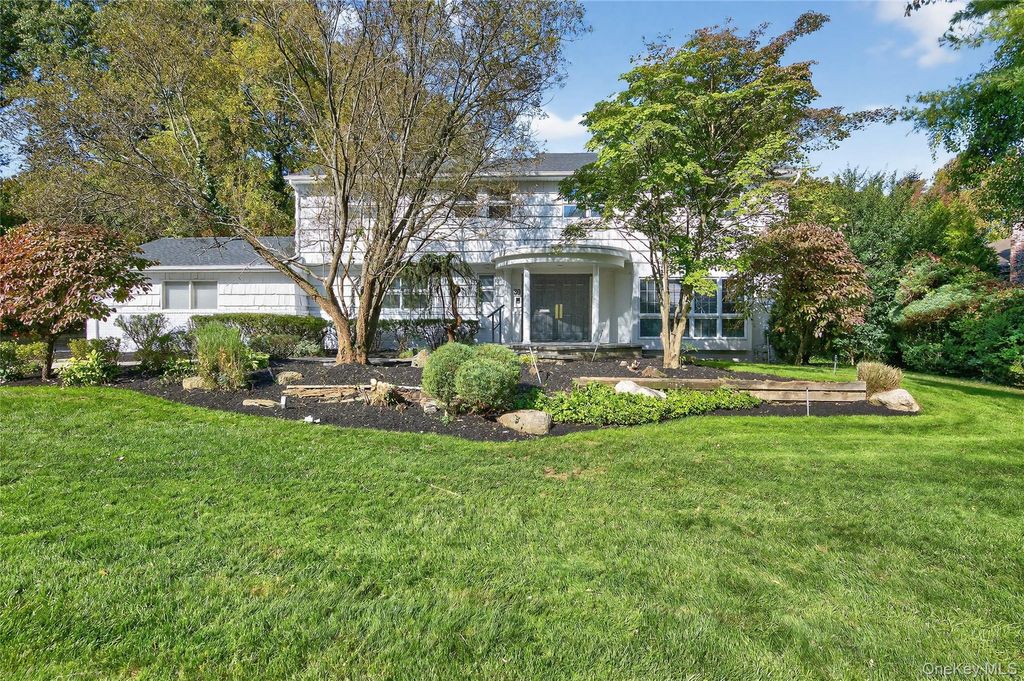Photo of 39 Hummingbird Drive, East Hills, NY 11576 (MLS # 921424)