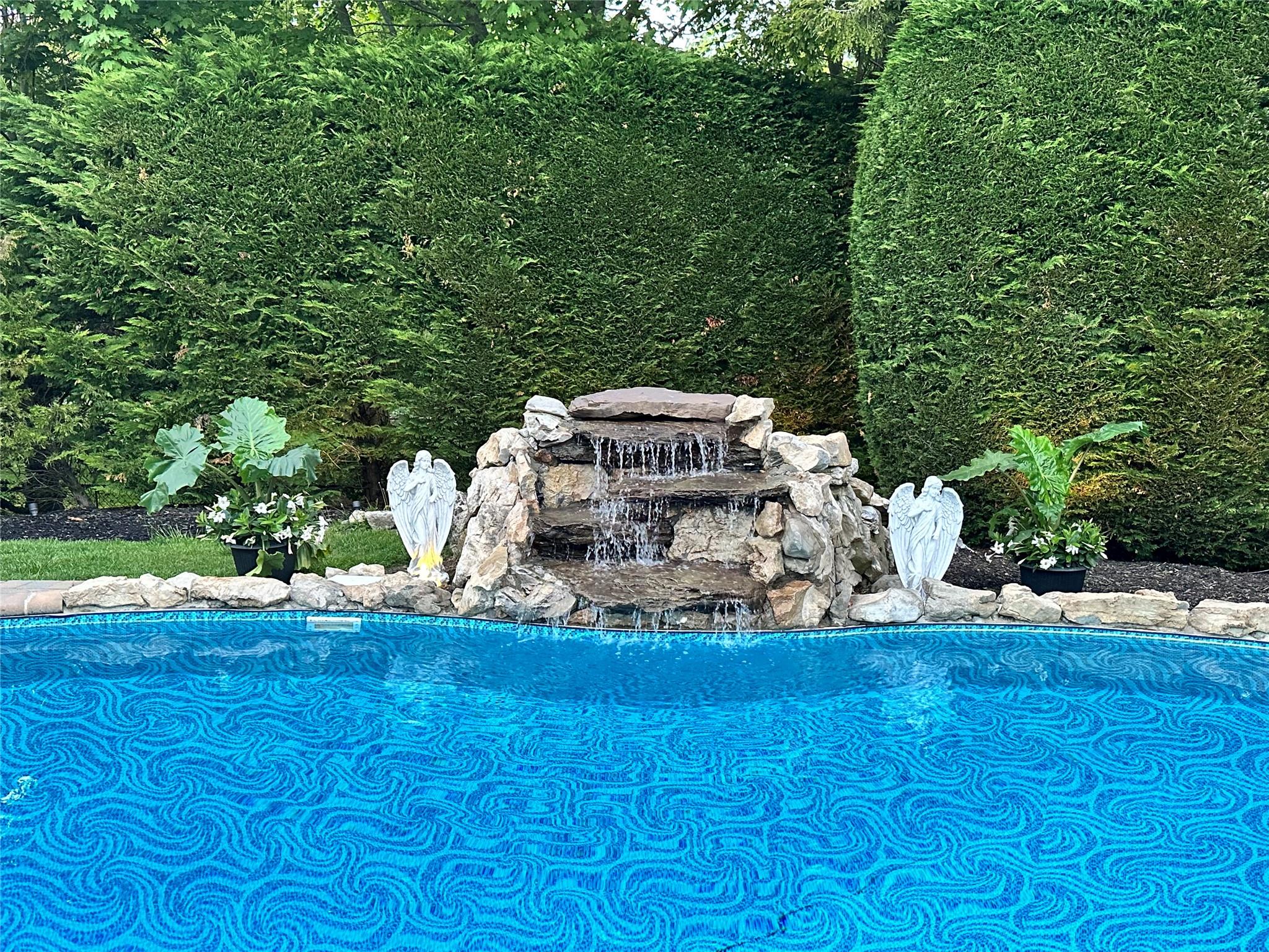 8 N Wildwood Drive, Dix Hills, New York image 39