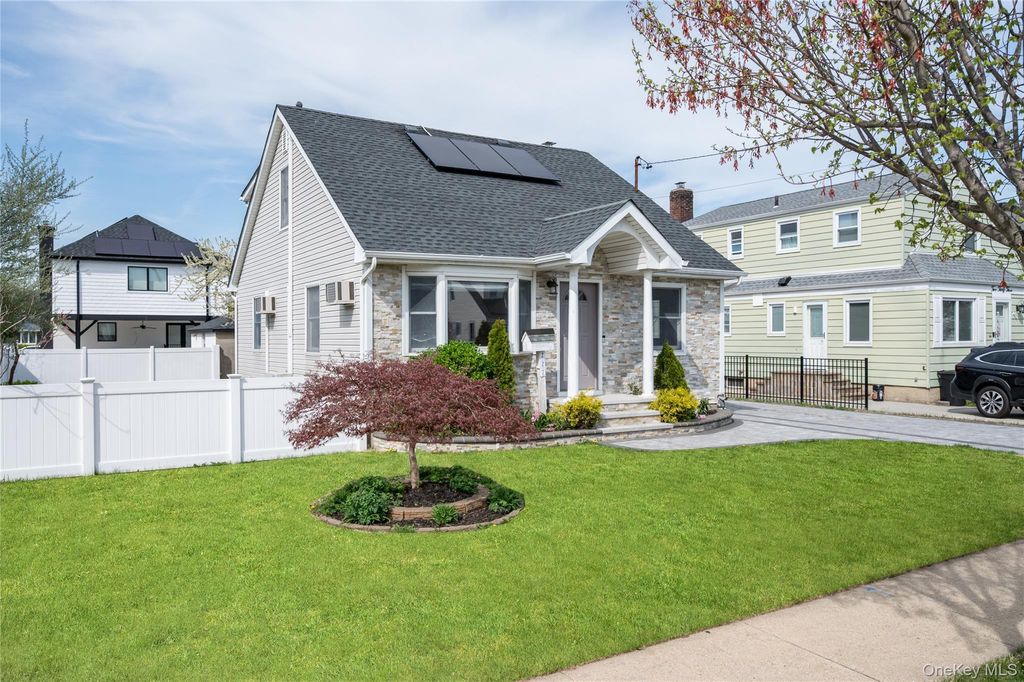 Photo of 227 Columbus Parkway, Mineola, NY 11501 (MLS # 981229)