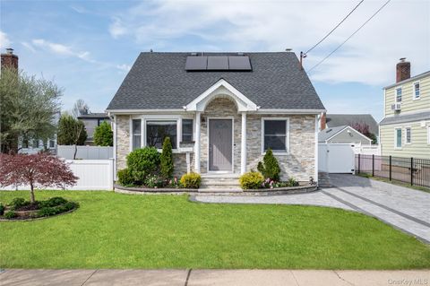 Photo of 227 Columbus Parkway, Mineola, NY 11501 (MLS # 981229)