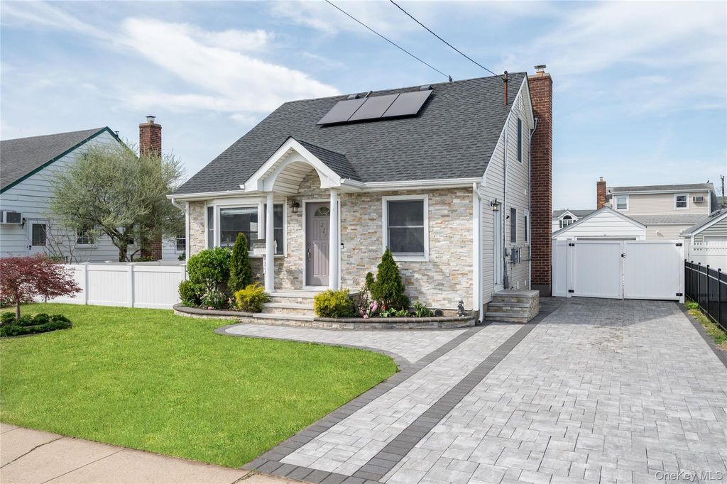 Photo of 227 Columbus Parkway, Mineola, NY 11501 (MLS # 981229)