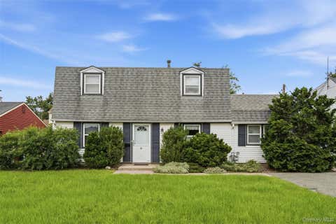 Photo of 21 Appletree Lane, Carle Place, NY 11514 (MLS # 1035816)