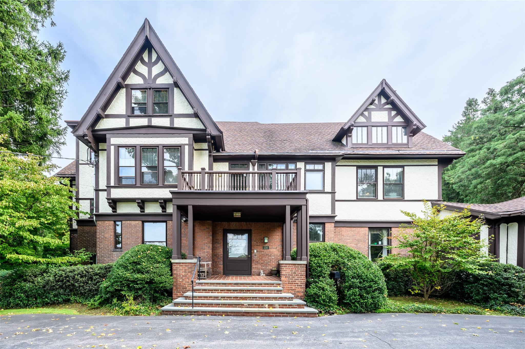 Washington Avenue, Dobbs Ferry, New York - 8 Bedrooms  
5 Bathrooms  
16 Rooms - 