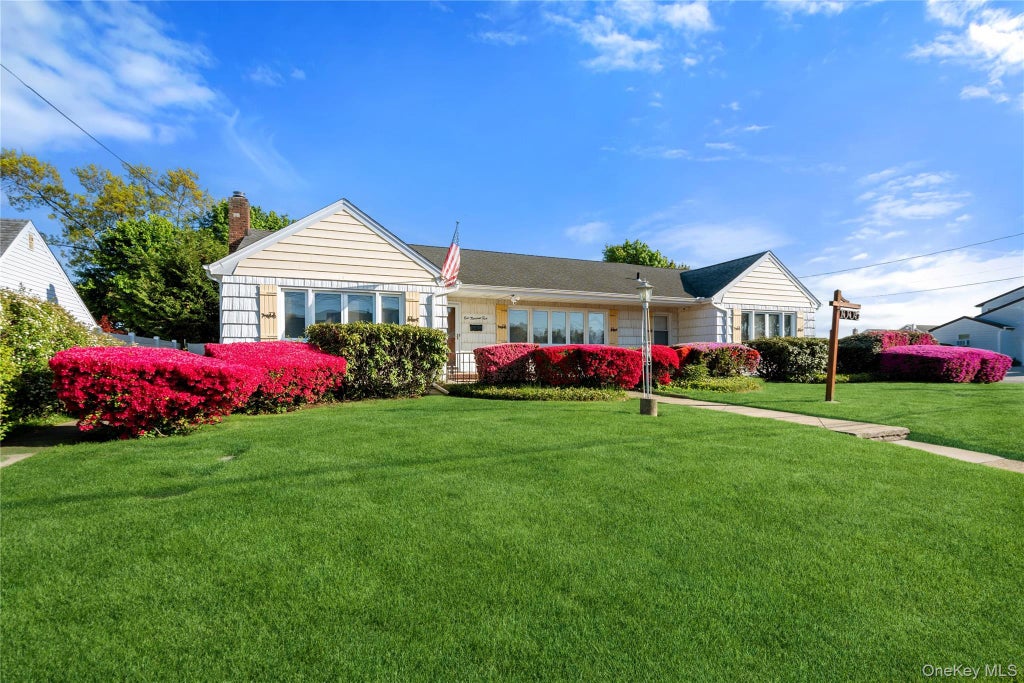 Photo of 1005 3rd Street, West Babylon, NY 11704 (MLS # 1024642)