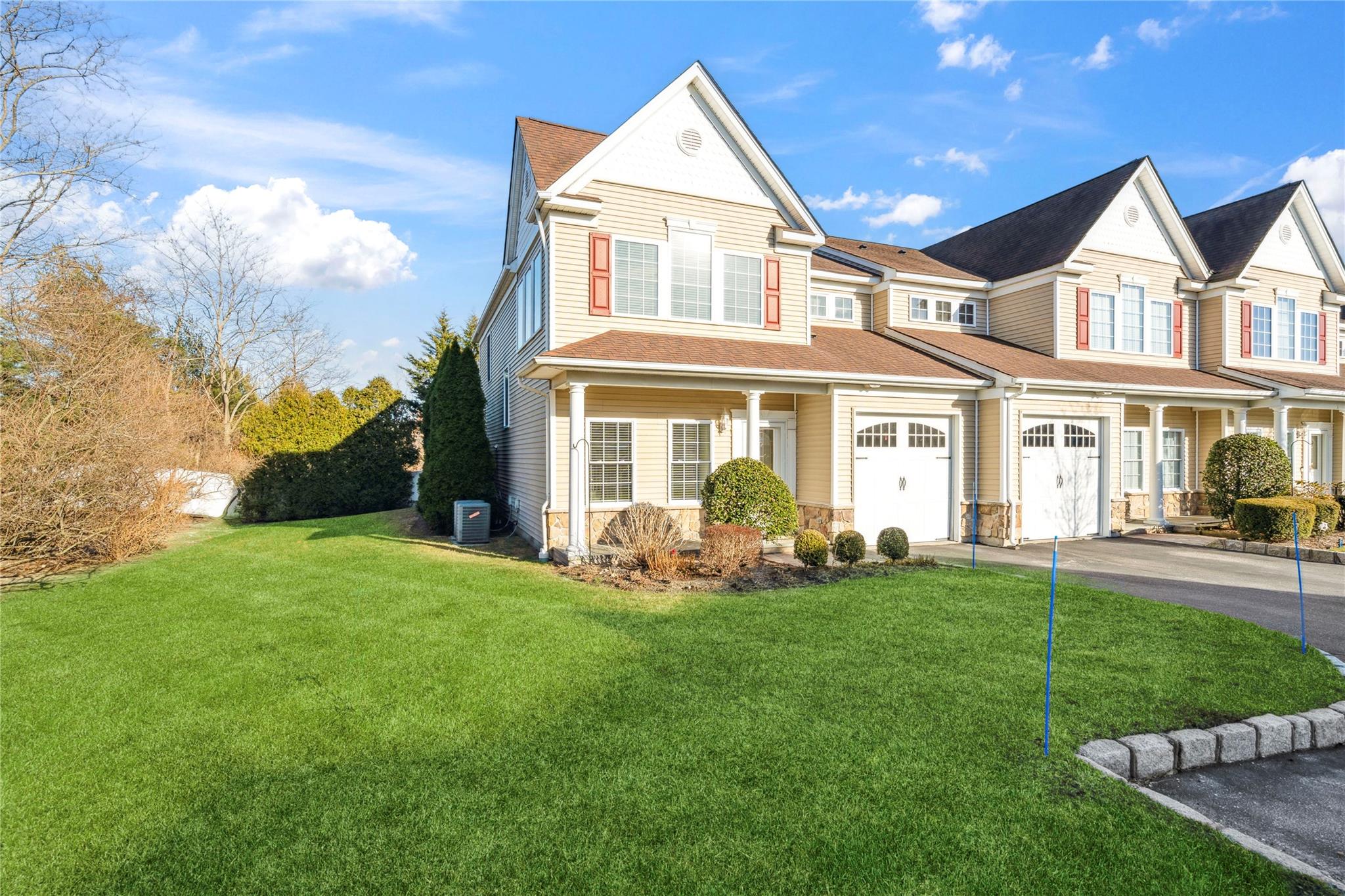 14 Meadow Court, Oakdale, New York image 1