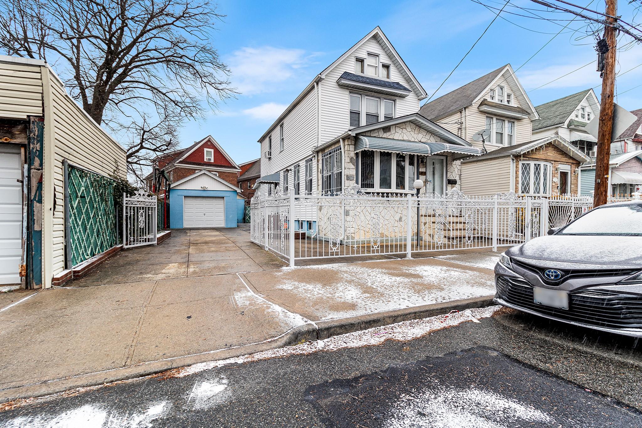 110th Road, Jamaica Hills, Queens, NY - 4 Bedrooms  
3 Bathrooms  
6 Rooms - 