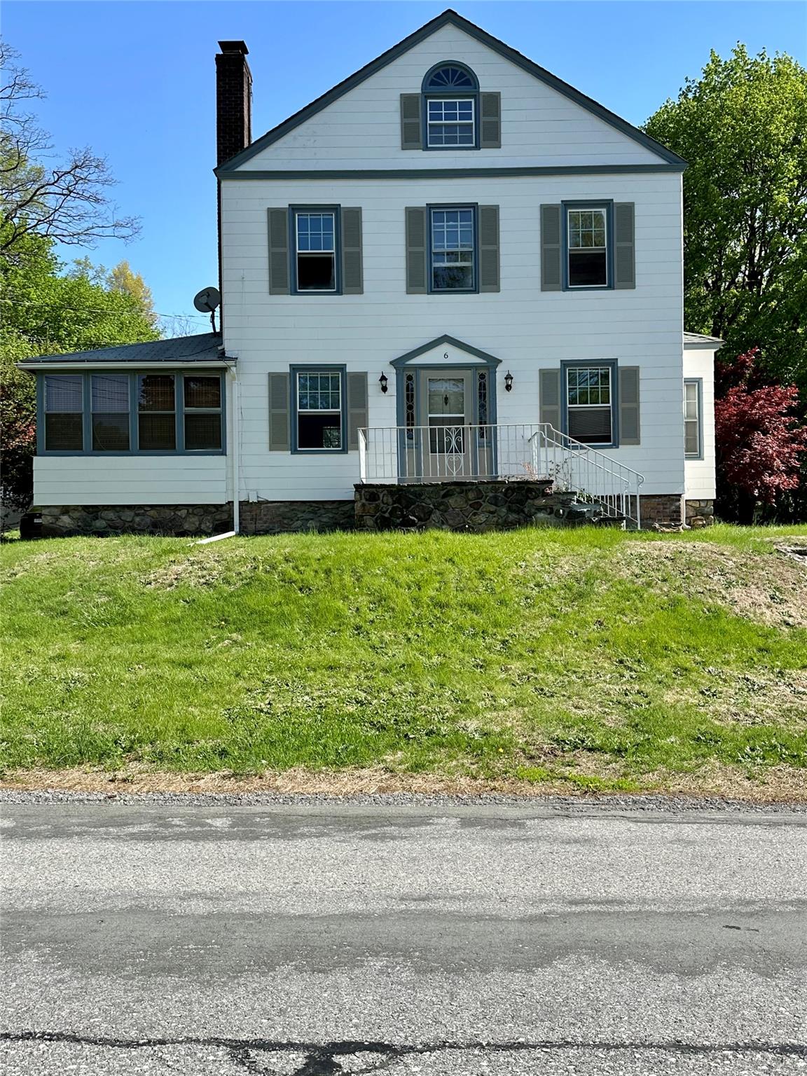 Edgewood Drive, Central Valley, New York - 3 Bedrooms  
2 Bathrooms  
6 Rooms - 