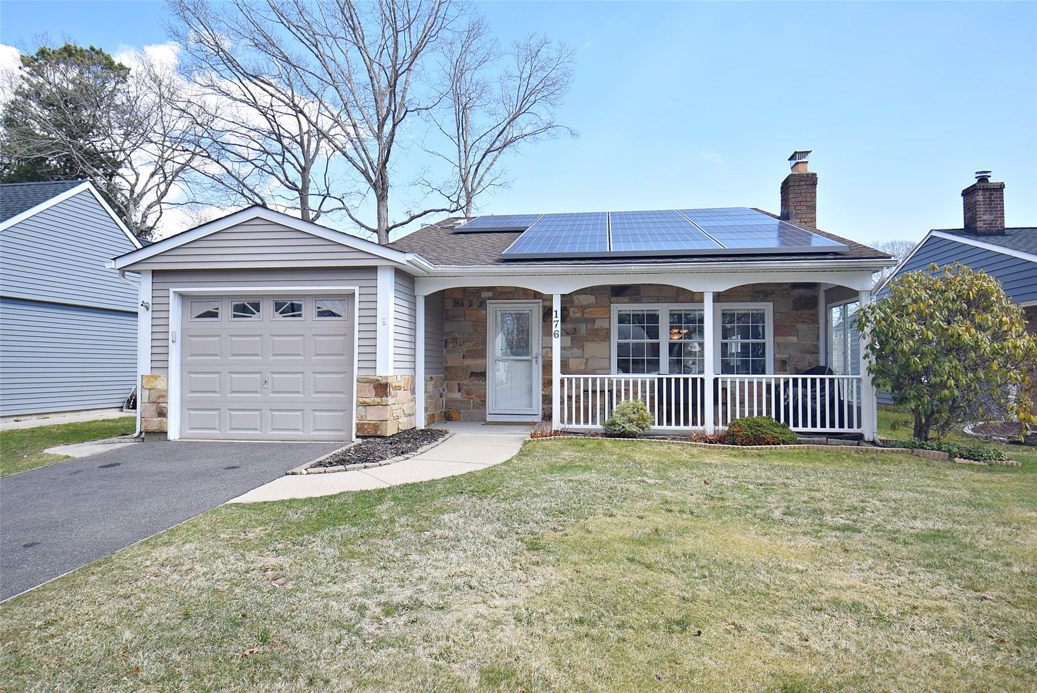 176 Canterbury Drive, Ridge, New York image 1