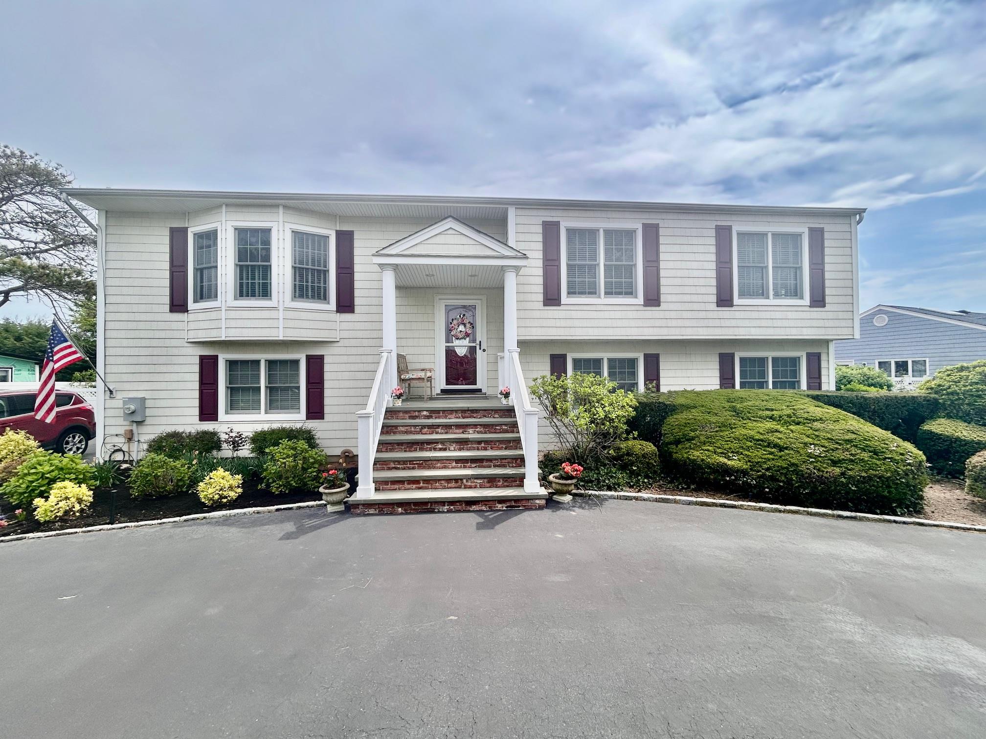 36 Shore Drive, Copiague, New York image 1