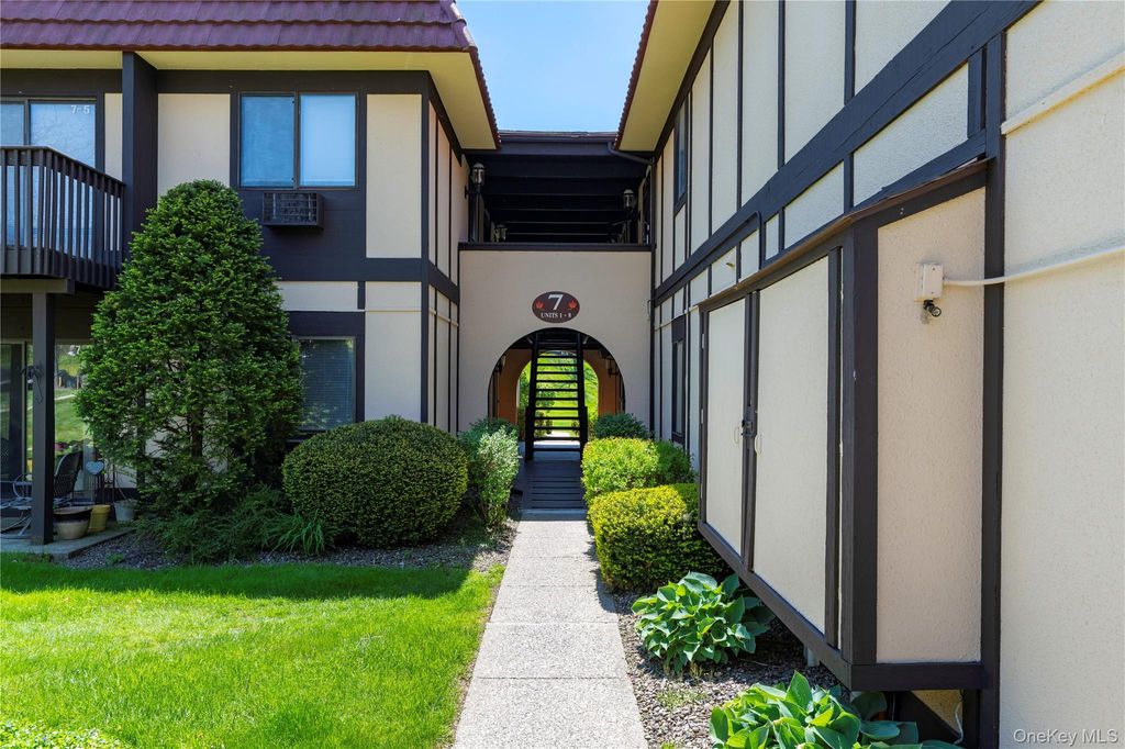 Photo of 7 Loudon Drive #8, Fishkill, NY 12524 (MLS # 986932)