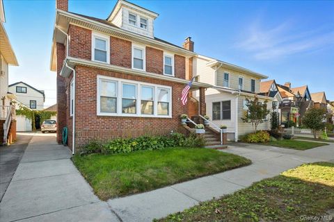 Photo of 430 W Walnut Street, Long Beach, NY 11561 (MLS # 926037)
