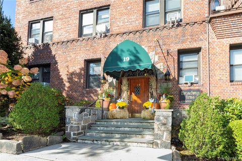Photo of 19 South Broadway #4A, Tarrytown, NY 10591 (MLS # 927807)