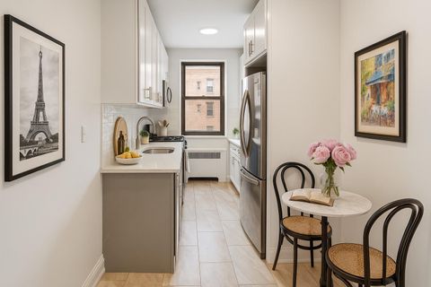 Photo of 2 Townhouse Place #2K, Great Neck, NY 11021 (MLS # 879014)