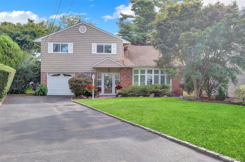 Photo of 64 South Street, East Hills, NY 11577 (MLS # 919630)