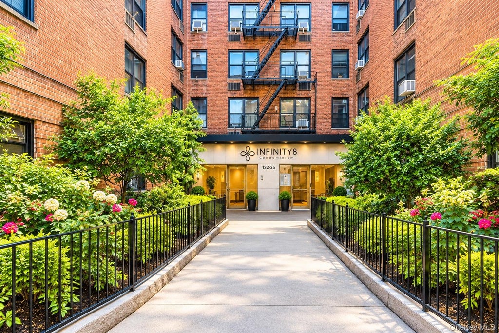 Photo of 132-35 Sanford Avenue #5R, Flushing, NY 11355 (MLS # 1049325)
