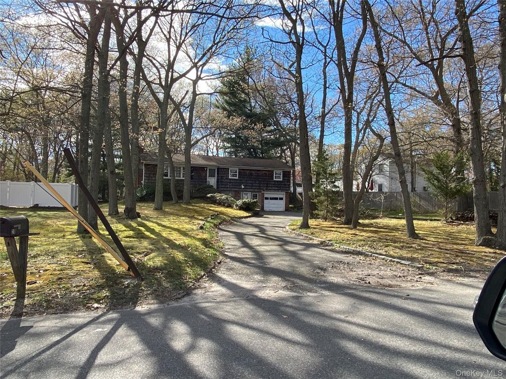 Photo of 20 Oak Place, Selden, NY 11784 (MLS # 986833)