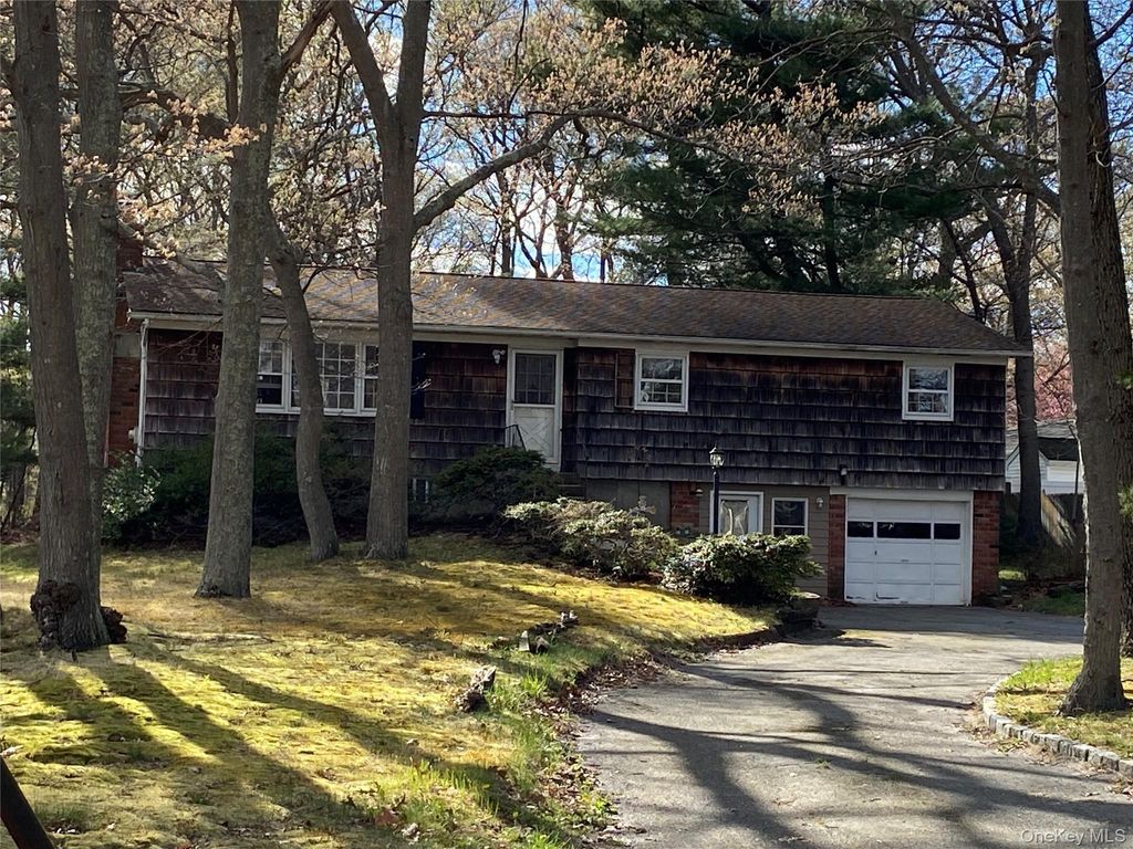 Photo of 20 Oak Place, Selden, NY 11784 (MLS # 986833)