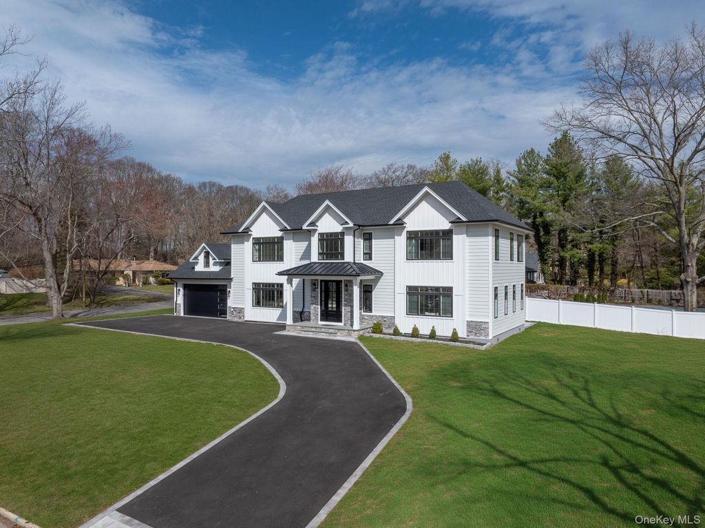 Photo of 11 Edcris LN, Huntington, NY 11743 (MLS # 1000464)