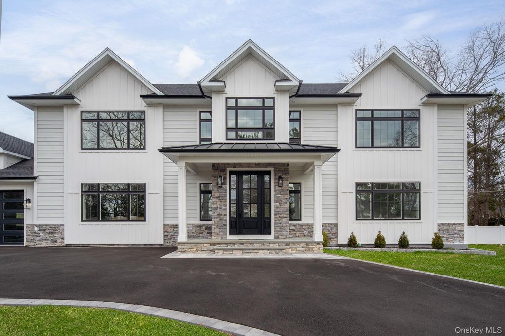 Photo of 11 Edcris LN, Huntington, NY 11743 (MLS # 1000464)