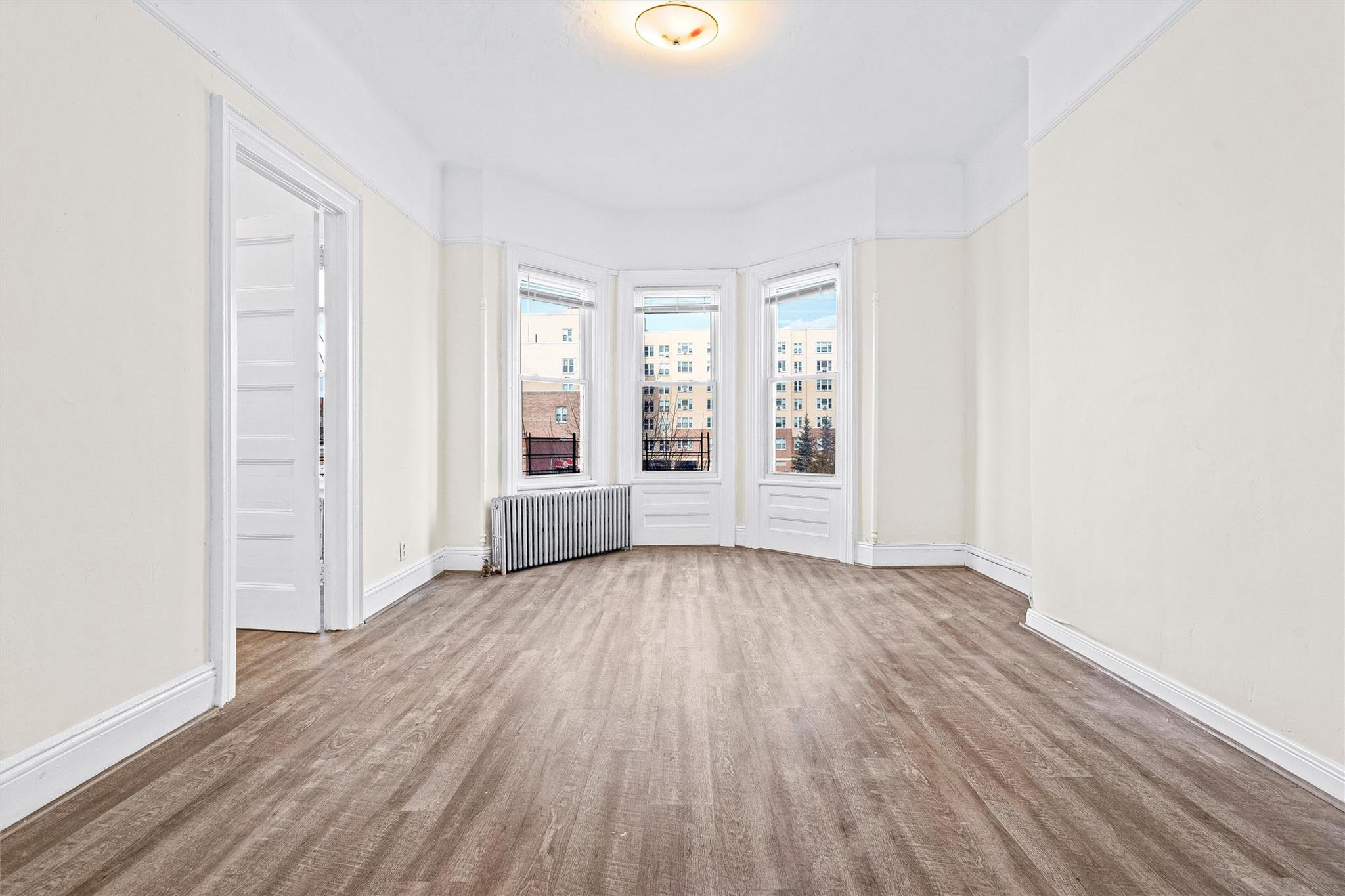 Newbold Avenue, Bronx, New York - 3 Bedrooms  
1 Bathrooms  
5 Rooms - 