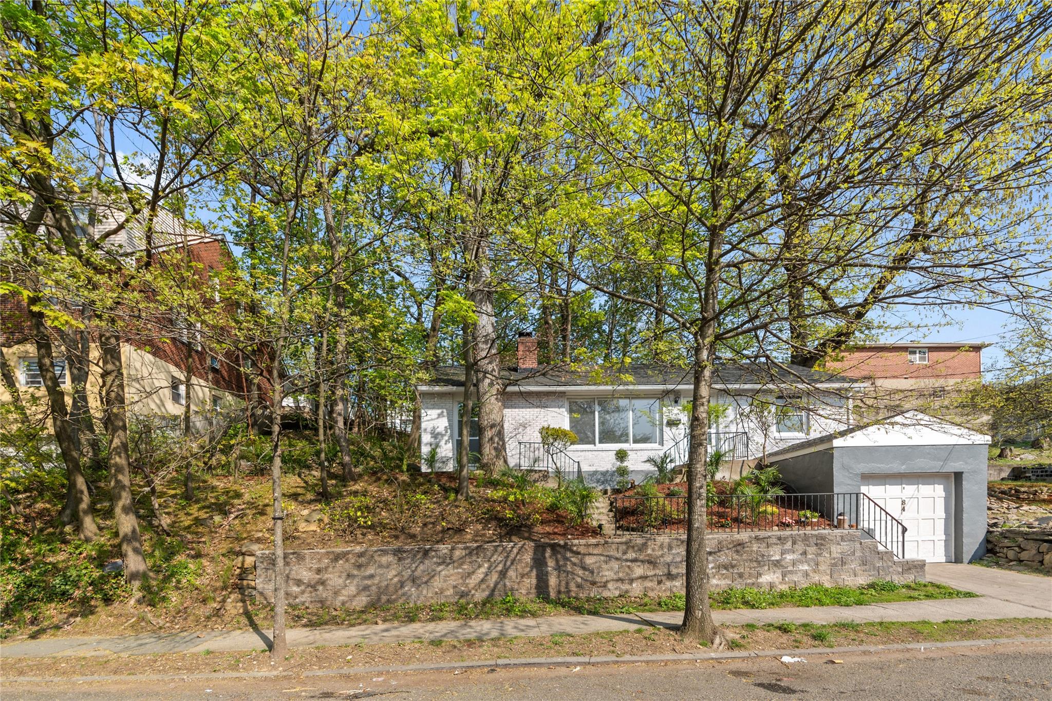 Courter Avenue, Yonkers, New York - 3 Bedrooms  
1 Bathrooms  
4 Rooms - 