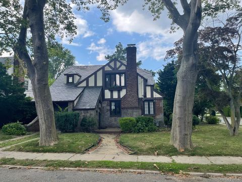 Photo of 146 Malverne Avenue, Malverne, NY 11565 (MLS # 891764)