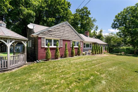 Photo of 11 Quaker Path, Stony Brook, NY 11790 (MLS # 886109)