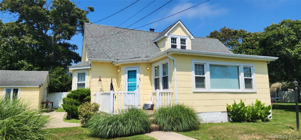 Photo of 9 Babylon Road, Mastic Beach, NY 11951 (MLS # 1052866)