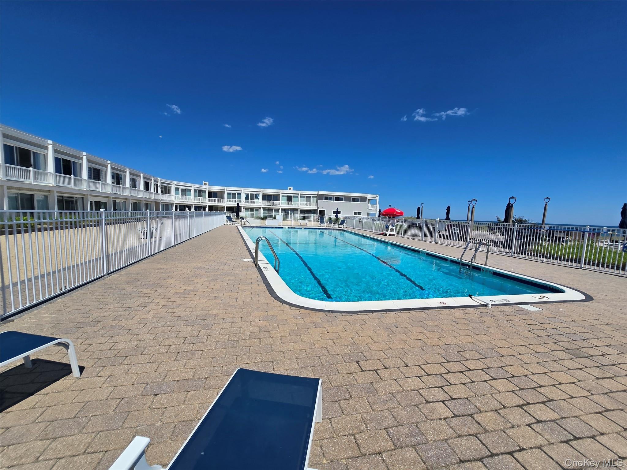 585 Dune Road L10