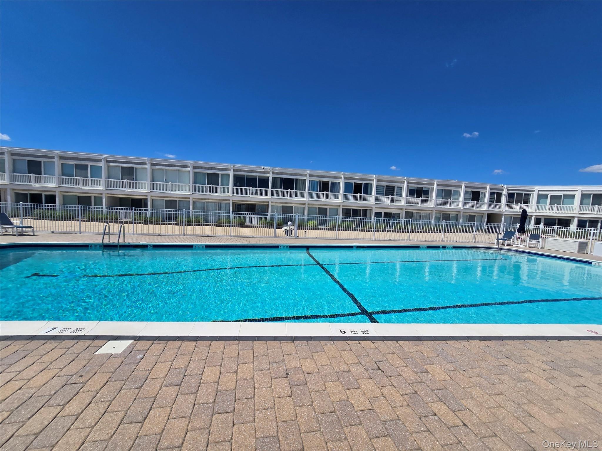 585 Dune Road L10