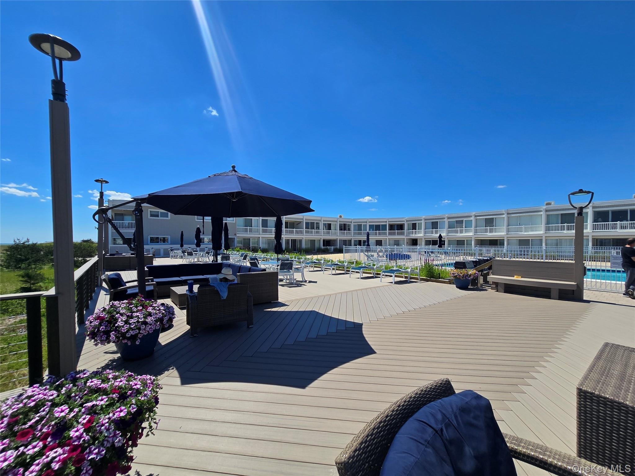 585 Dune Road L10