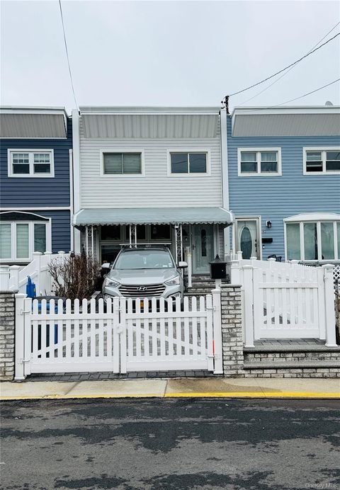 Photo of 510 Reynolds Avenue, Bronx, NY 10465 (MLS # 968642)