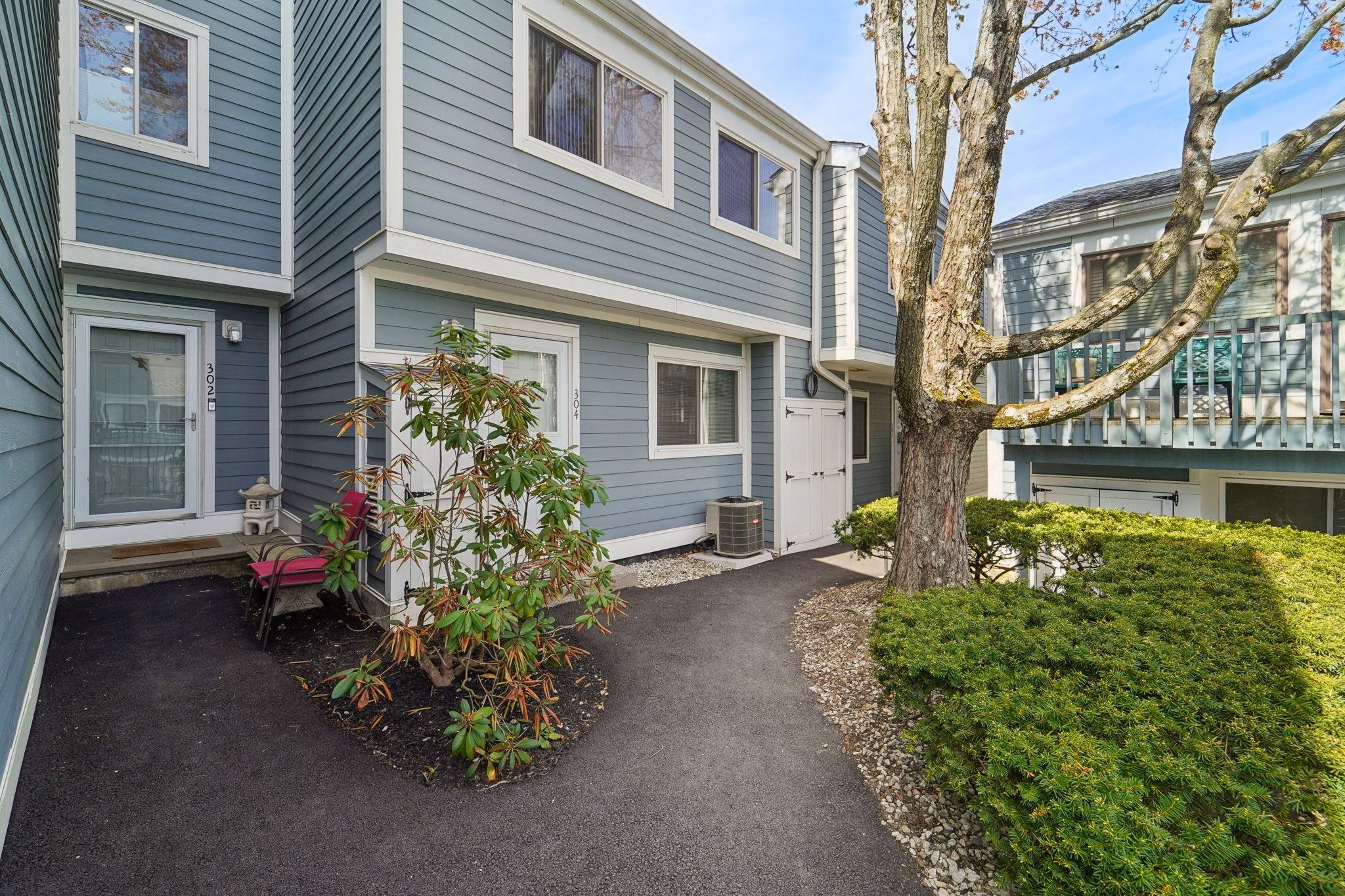 Barker Street 302, Mount Kisco, New York - 2 Bedrooms  
3 Bathrooms  
6 Rooms - 