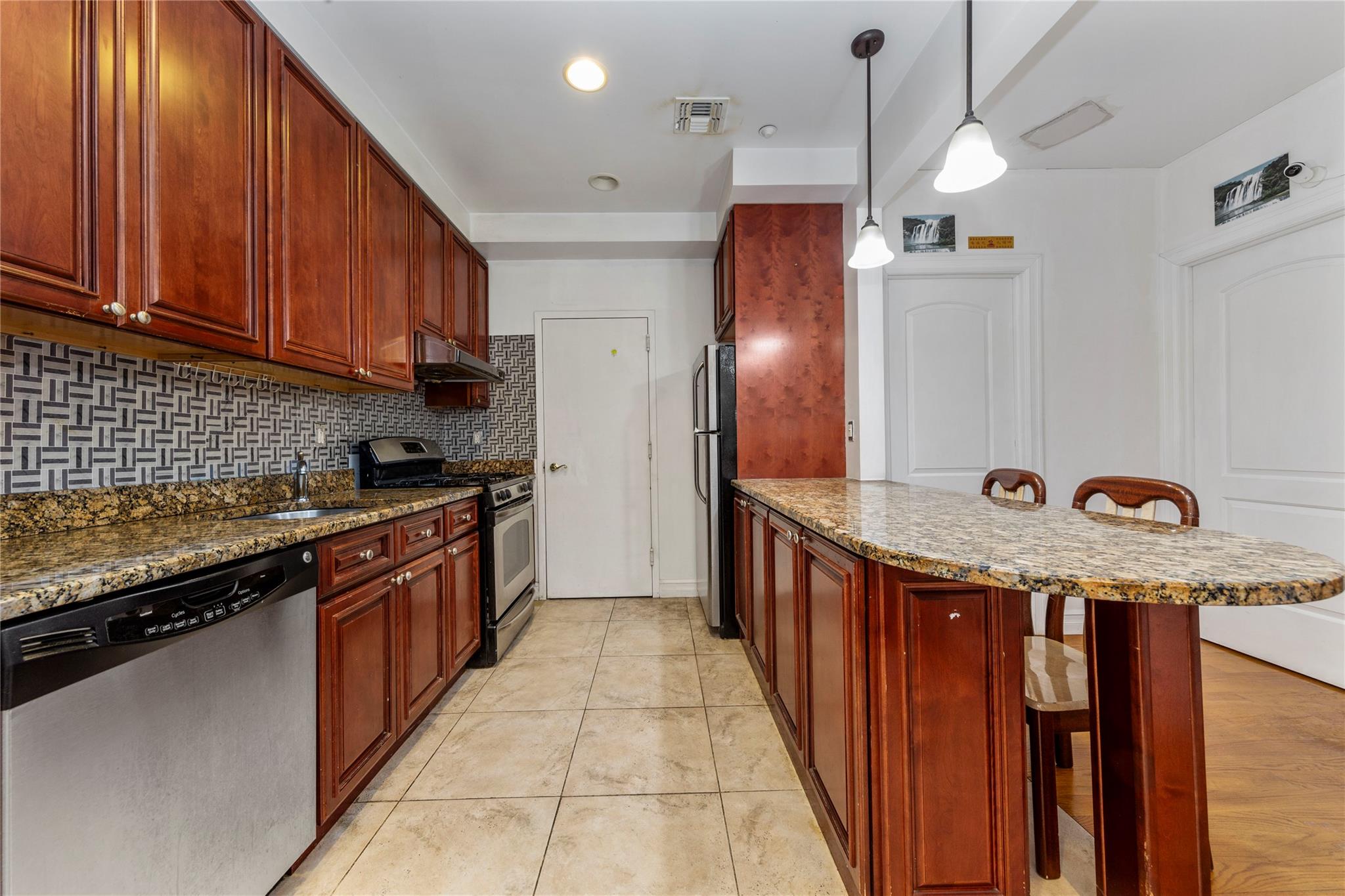 37th Avenue 3B, Corona, Queens, NY - 2 Bedrooms  
1 Bathrooms  
4 Rooms - 