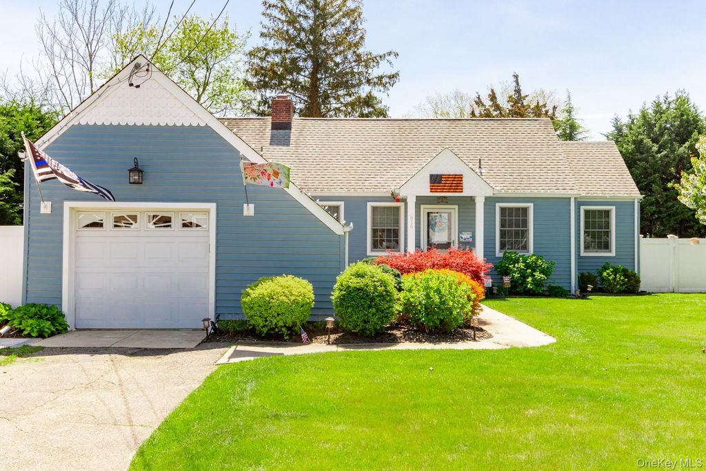 Photo of 816 Main Street, Islip, NY 11751 (MLS # 977738)