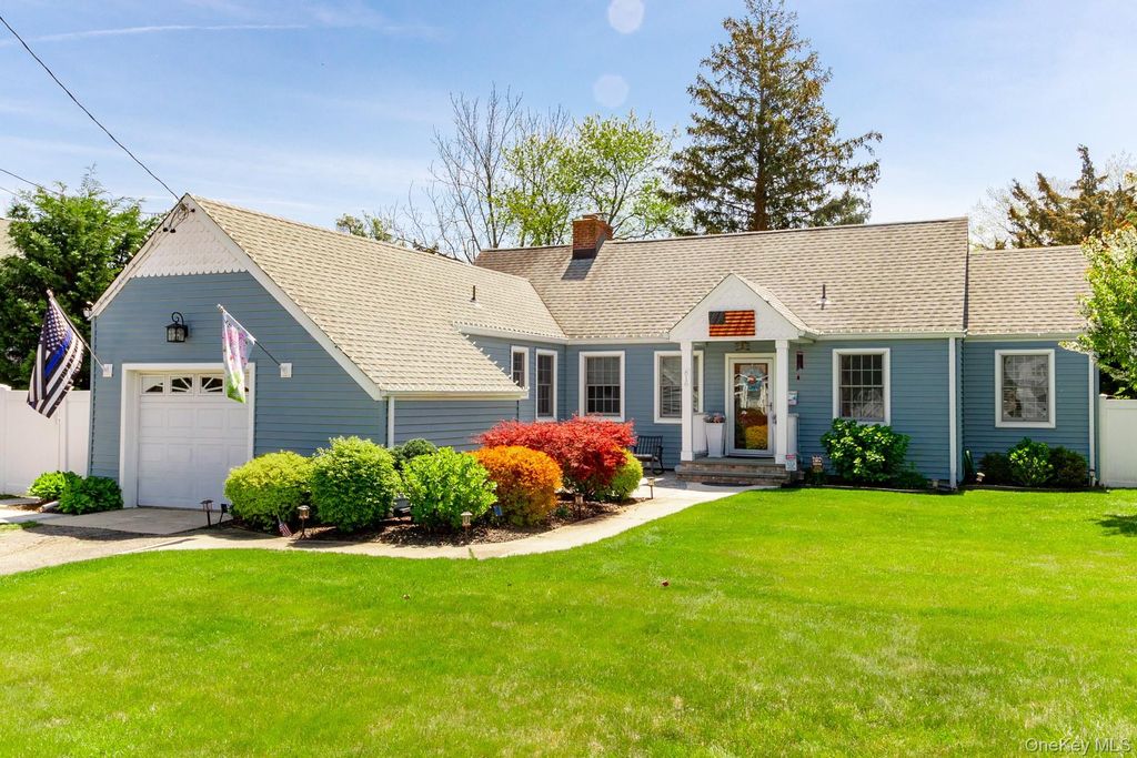 Photo of 816 Main Street, Islip, NY 11751 (MLS # 977738)