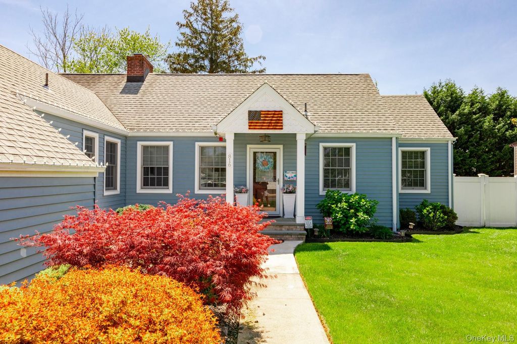 Photo of 816 Main Street, Islip, NY 11751 (MLS # 977738)