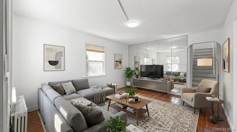 Homes For Sale - 7 Everett Street<br/> Valley Stream, NY 11580