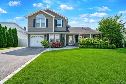 Photo of 134 Paris Court, West Islip, NY 11795 (MLS # 1029626)