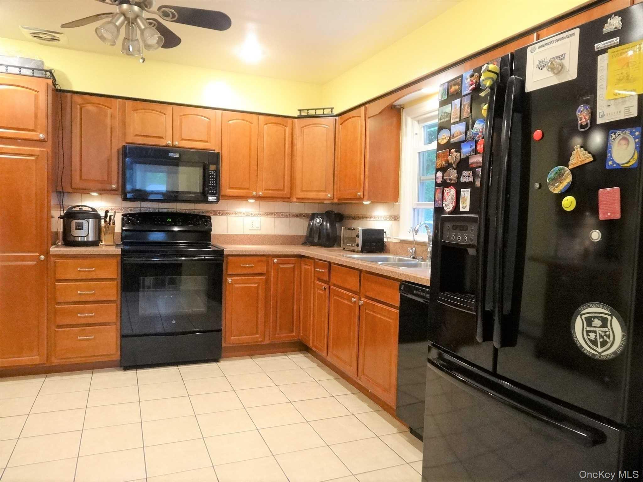 Poughkeepsie, New York 12603, United States, 4 Bedrooms Bedrooms, ,3 BathroomsBathrooms,Residential,Pending,250564