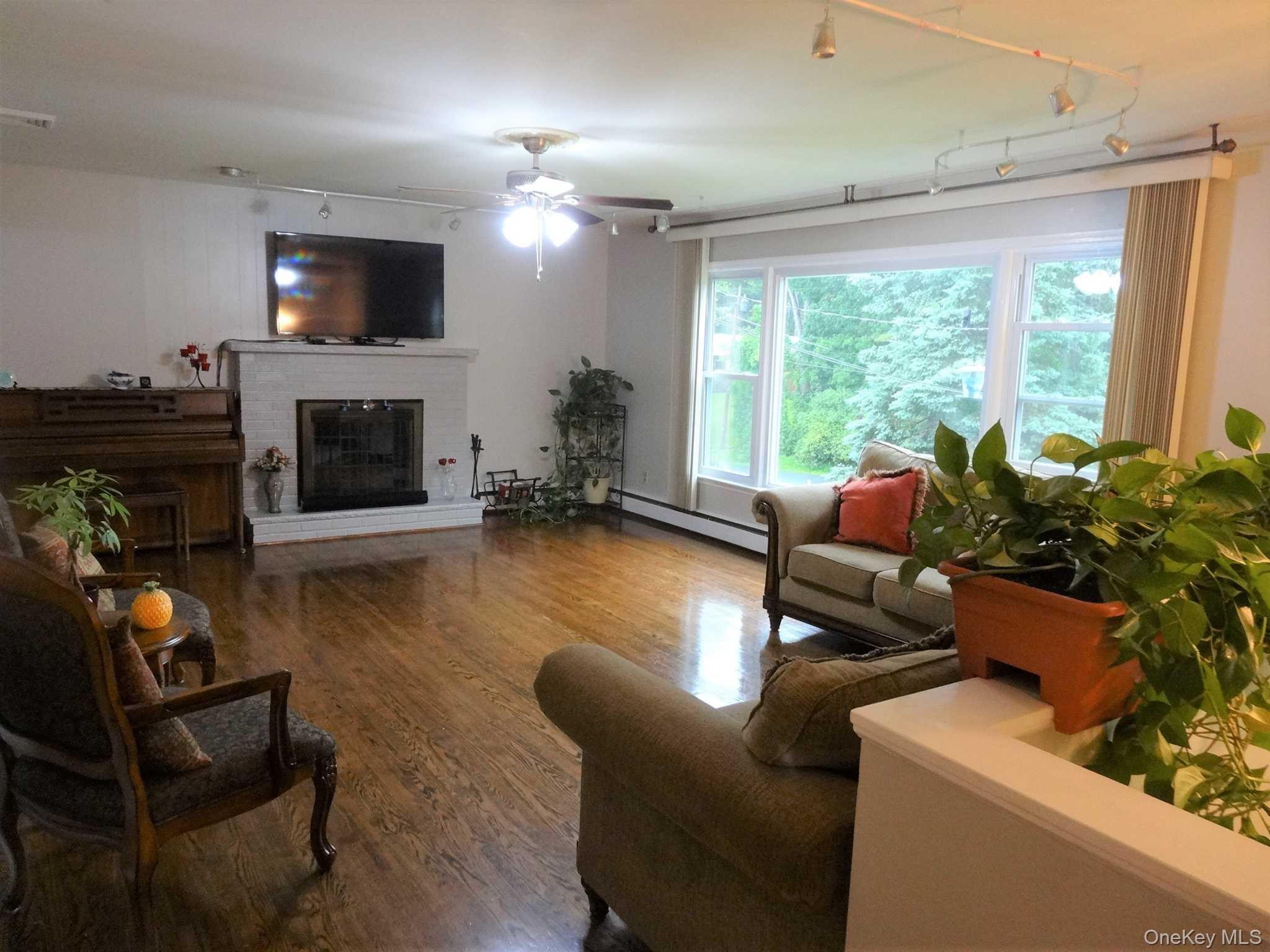 Poughkeepsie, New York 12603, United States, 4 Bedrooms Bedrooms, ,3 BathroomsBathrooms,Residential,Pending,250564