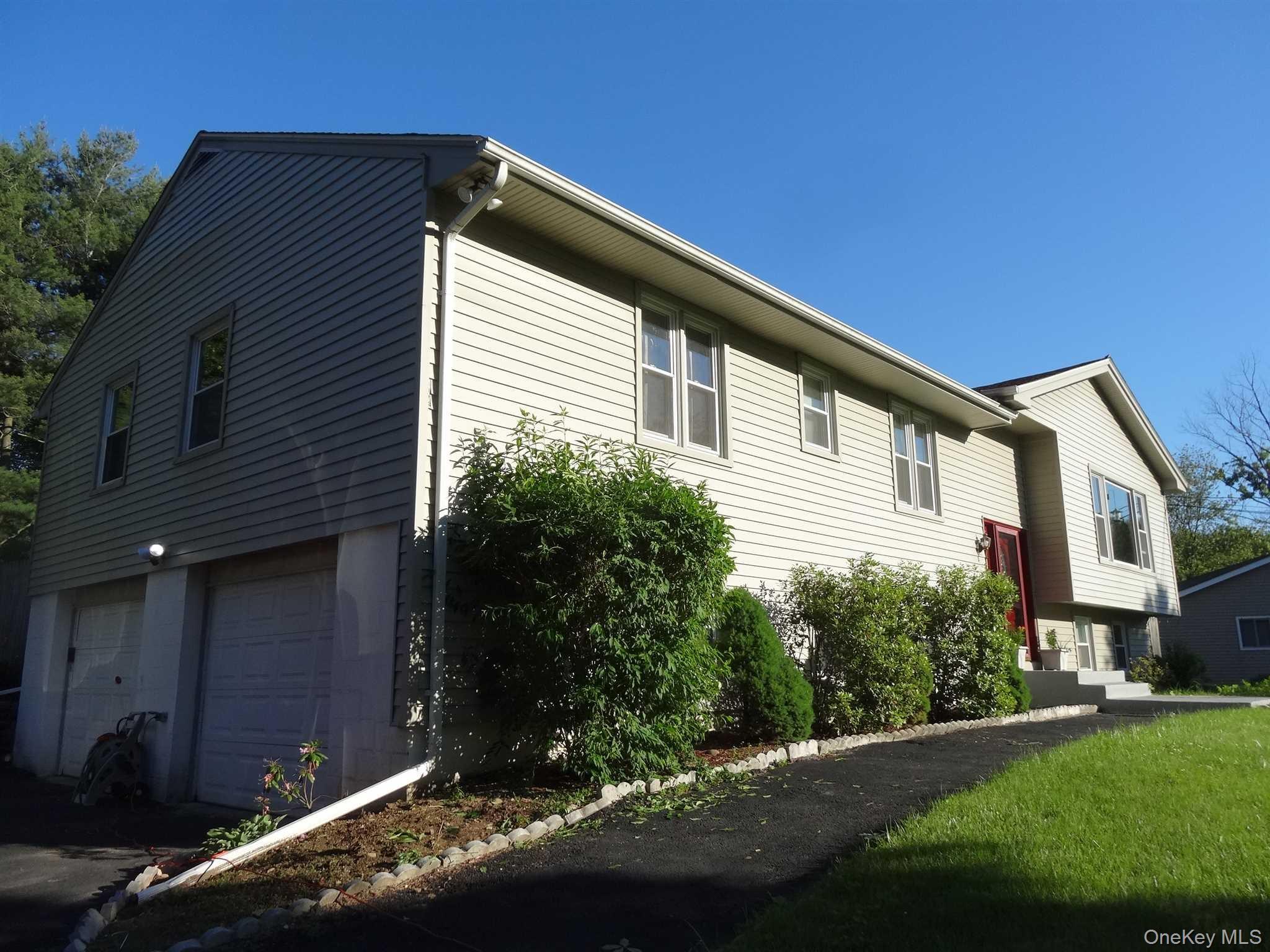 Poughkeepsie, New York 12603, United States, 4 Bedrooms Bedrooms, ,3 BathroomsBathrooms,Residential,Pending,250564