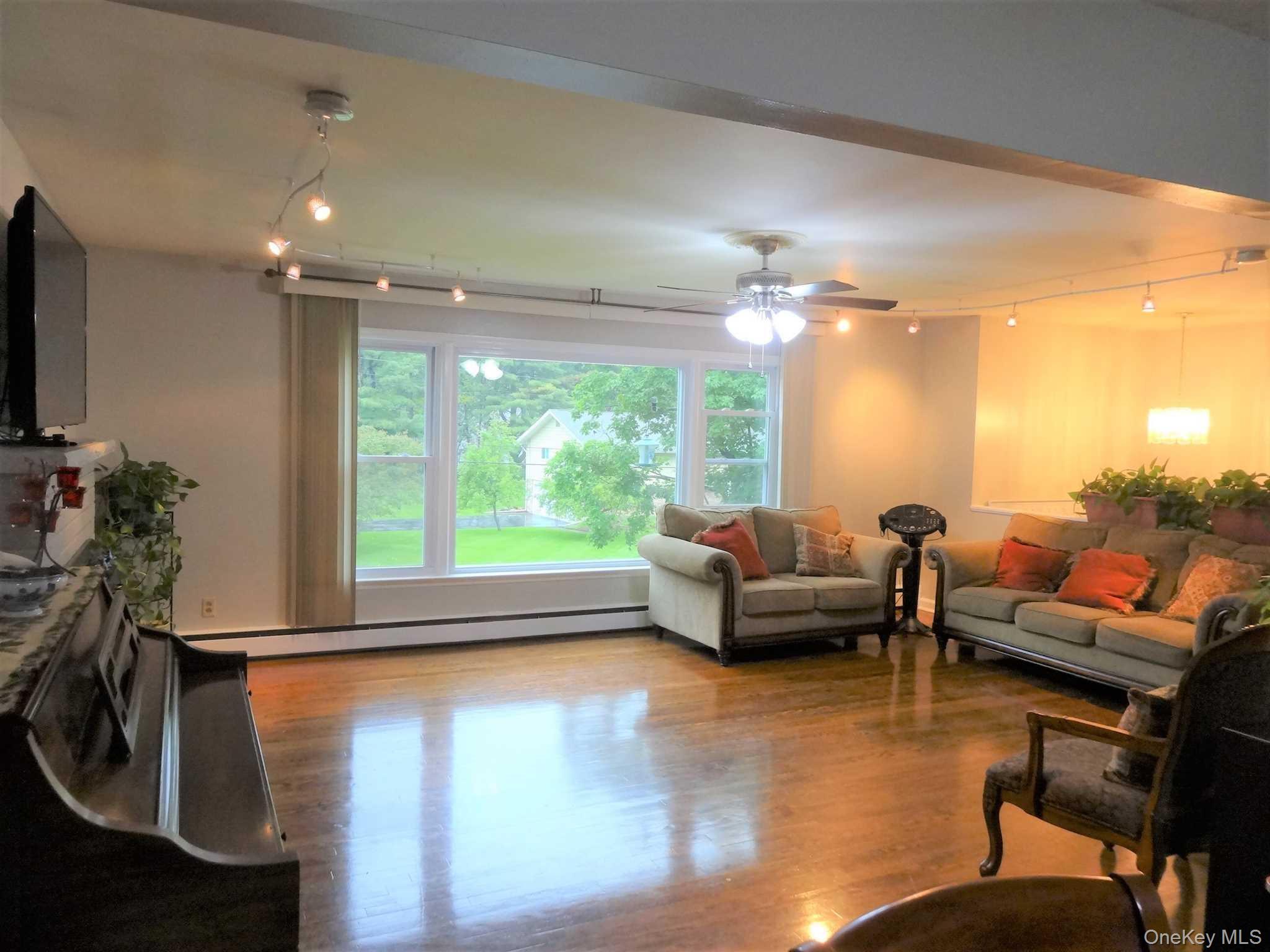 Poughkeepsie, New York 12603, United States, 4 Bedrooms Bedrooms, ,3 BathroomsBathrooms,Residential,Pending,250564