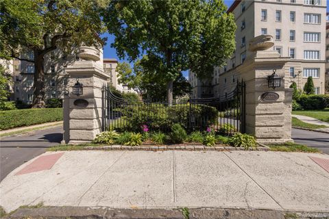 Photo of 1 Park Lane #4A, Mount Vernon, NY 10552 (MLS # 911102)