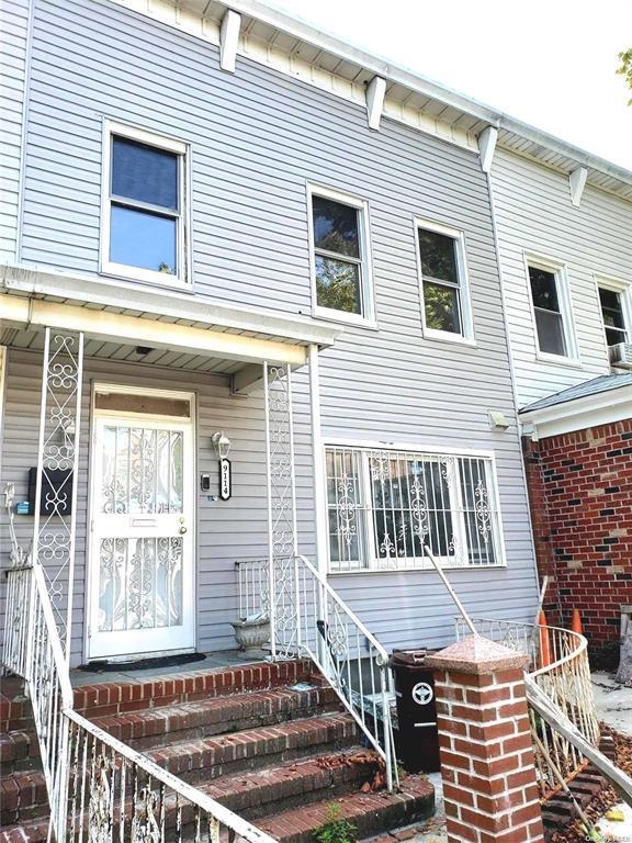 110th Street, Richmond Hill, Queens, NY - 5 Bedrooms  
3 Bathrooms  
12 Rooms - 