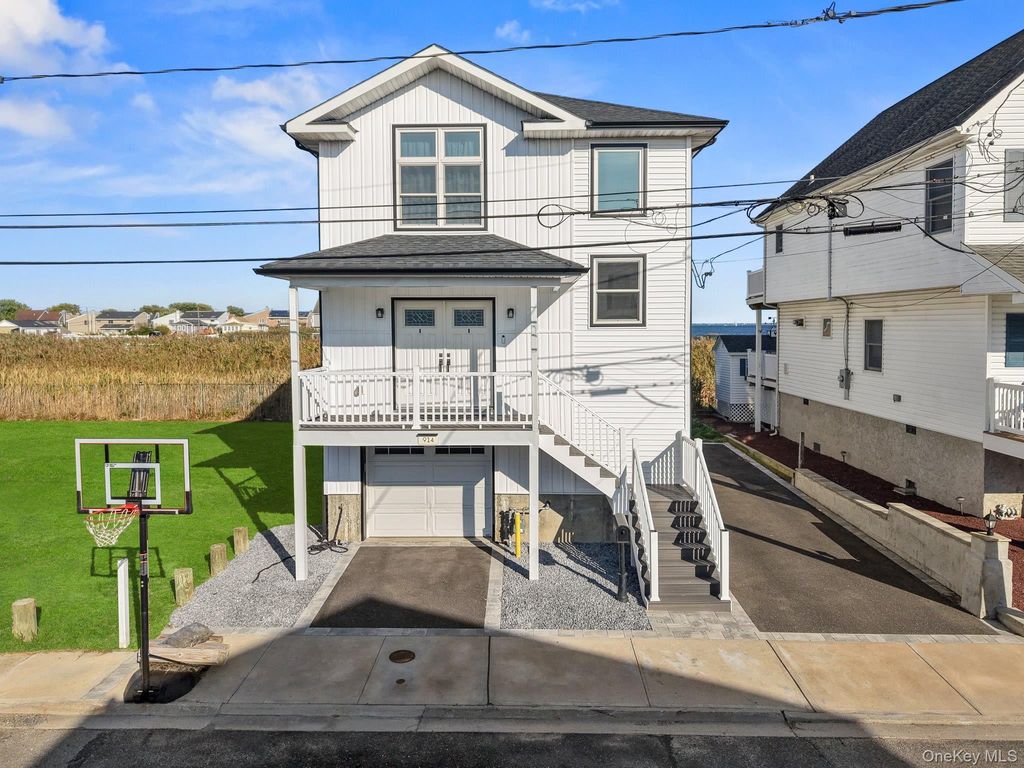 Photo of 914 Arctic Street, Lindenhurst, NY 11757 (MLS # 918704)